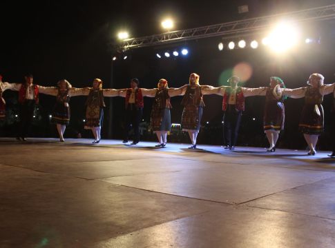 Χορευτές χορεύουν παραδοσιακούς χορούς