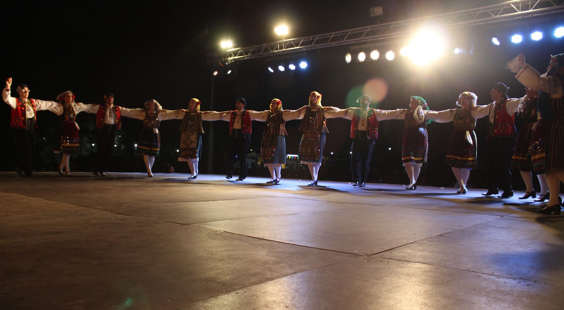 Χορευτές χορεύουν παραδοσιακούς χορούς