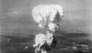 Το πυρηνικό μανιτάρι που σχηματίστηκε μετά την έκρηξη στη Χιροσίμα.