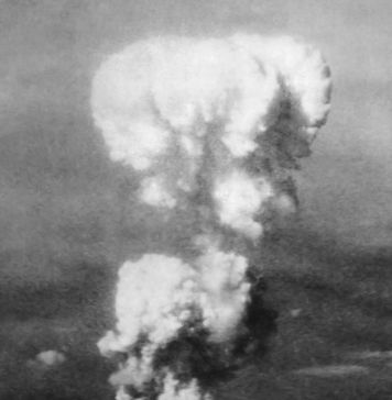 Το πυρηνικό μανιτάρι που σχηματίστηκε μετά την έκρηξη στη Χιροσίμα.