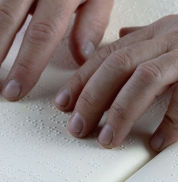 χέρια διαβάζουν τυφλό σύστημα γραφής