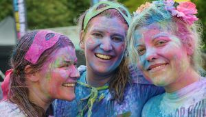 Τρία κορίτσια βαμένα τη Μέρα με τα Χρώματα