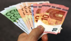 χέρι που κρατάει χρήματα σε ευρώ