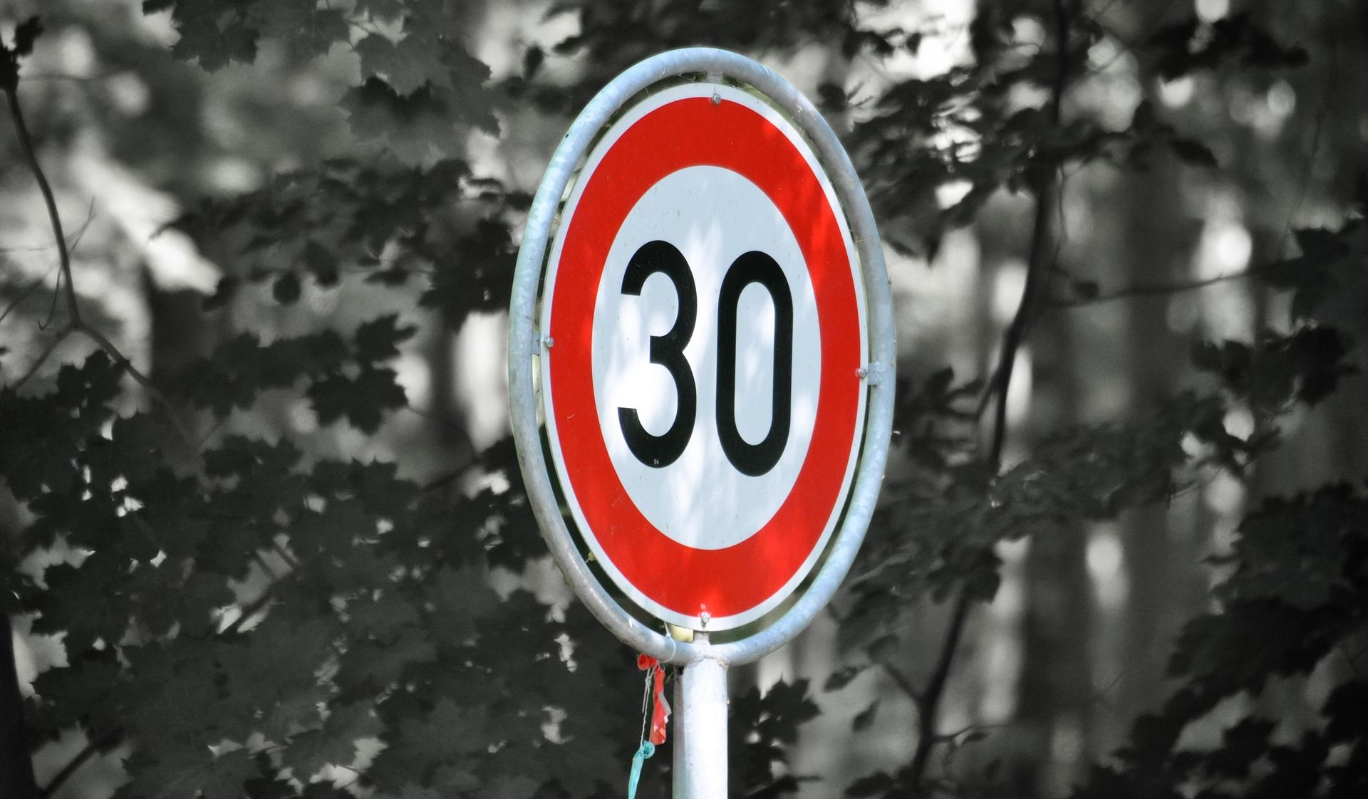 Πινακίδα με όριο ταχύτητας 30