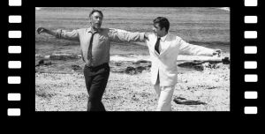Αντονι Κουίν και Άλαν Μπέιτς χορεύουν στην παραλίαστην ταινία Αλέξης Ζορμπας