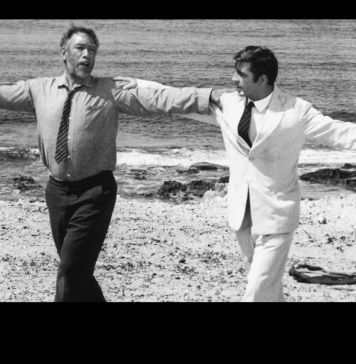 Αντονι Κουίν και Άλαν Μπέιτς χορεύουν στην παραλίαστην ταινία Αλέξης Ζορμπας