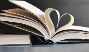 Ανοιχτο βιβλίο με τα μεσαία φύλλα να σχηματίζουν μια καρδιά