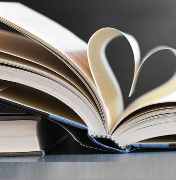 Ανοιχτο βιβλίο με τα μεσαία φύλλα να σχηματίζουν μια καρδιά