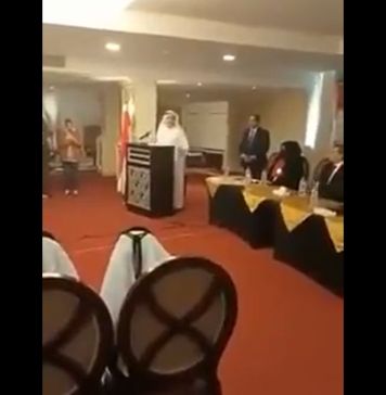 Σαουδάραβας διπλωμάτης μιλάει σε διάσκεψη