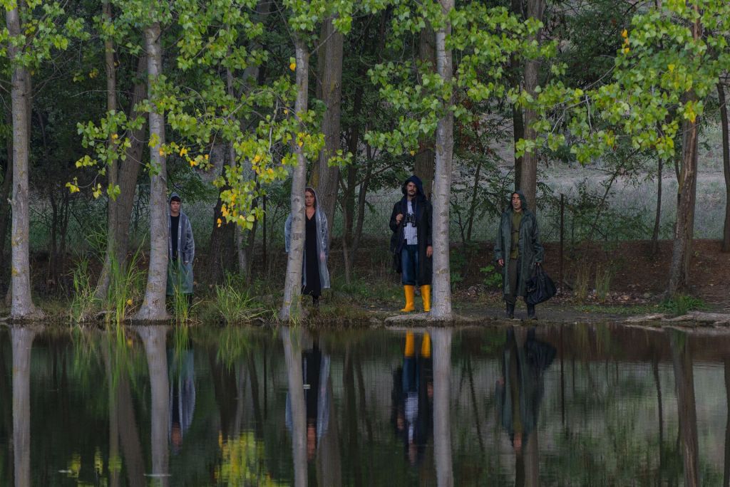 Οι ηθοποιοι της παράστασης σε δάσος με λίμνη 