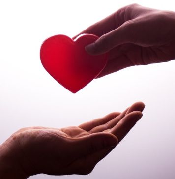 Αιμοδοσία | χέρι που δίνει μια κόκκινη καρδιά σε ένα άλλο χέρι