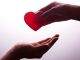Αιμοδοσία | χέρι που δίνει μια κόκκινη καρδιά σε ένα άλλο χέρι
