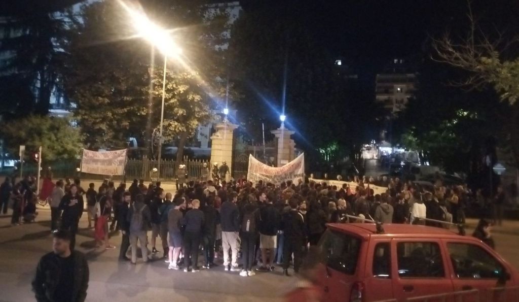 Φοιτητες μπροστά στο Υπουργείο Μακεδονίας Θράκης