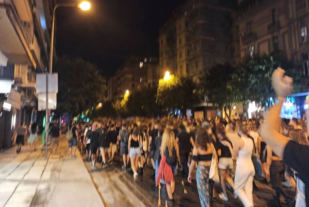 Πορεία στους δρομους της θεσσαλονίκης βράδυ 