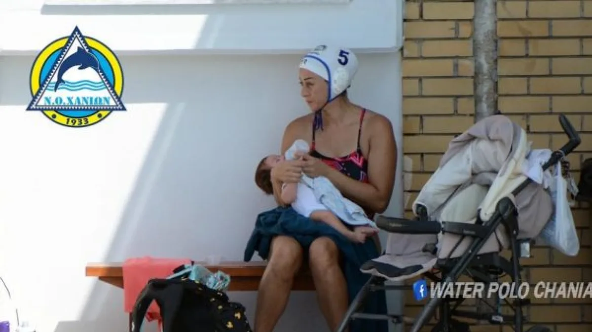 Αθλήτρια ταΐζει το μωράκι της