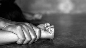 Βιασμός: Ανδρας κρατά με τη βία χερια γυναίκας