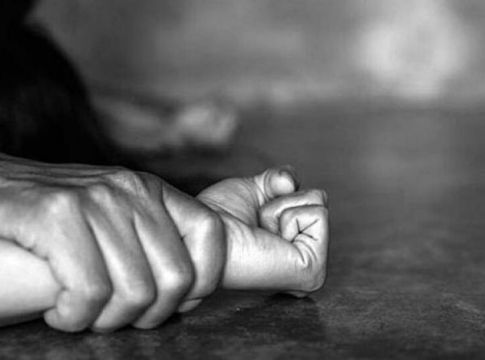 Βιασμός: Ανδρας κρατά με τη βία χερια γυναίκας