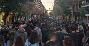 Πλήθος κόσμου σε πορεια στους δρομους της Θεσσαλονίκης