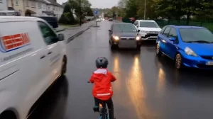 Παιδί κάνει ποδήλατο σε κεντρικό δρόμο