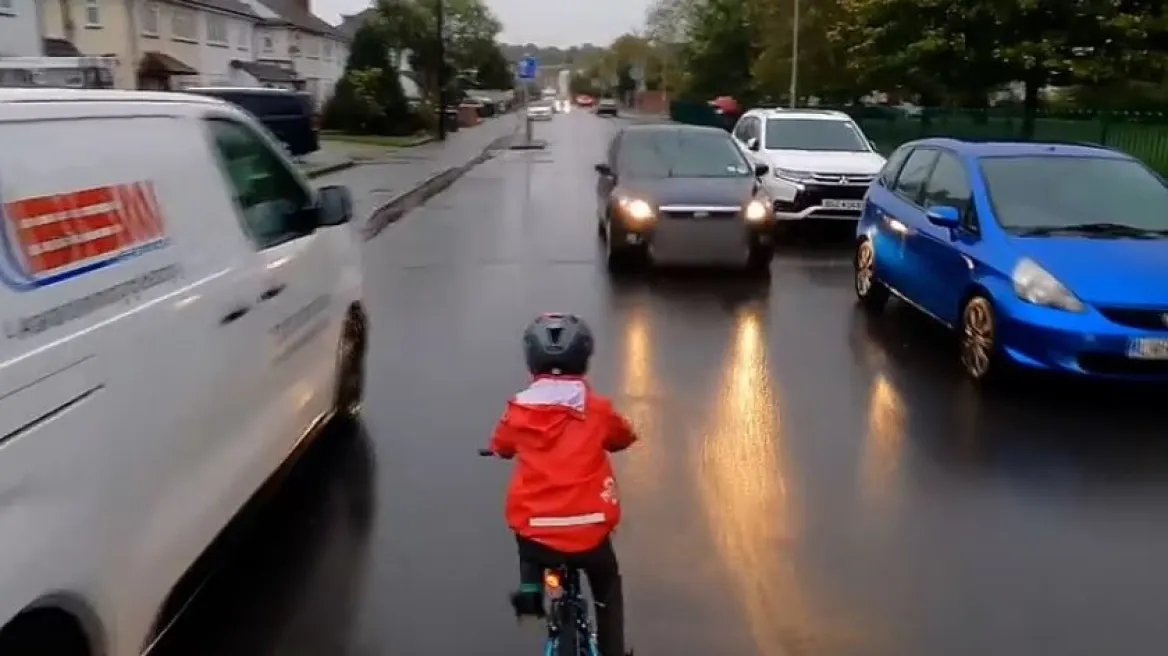 Παιδί κάνει ποδήλατο σε κεντρικό δρόμο
