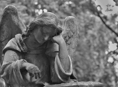 Αγγελος σε νεκροταφείο