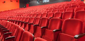 Αδεια αίθουσα κινηματογράφου με κοκκινα καθίσματα