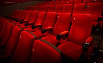 Αιθοτσα κινηματογραφου με κοκκινα καθισματα