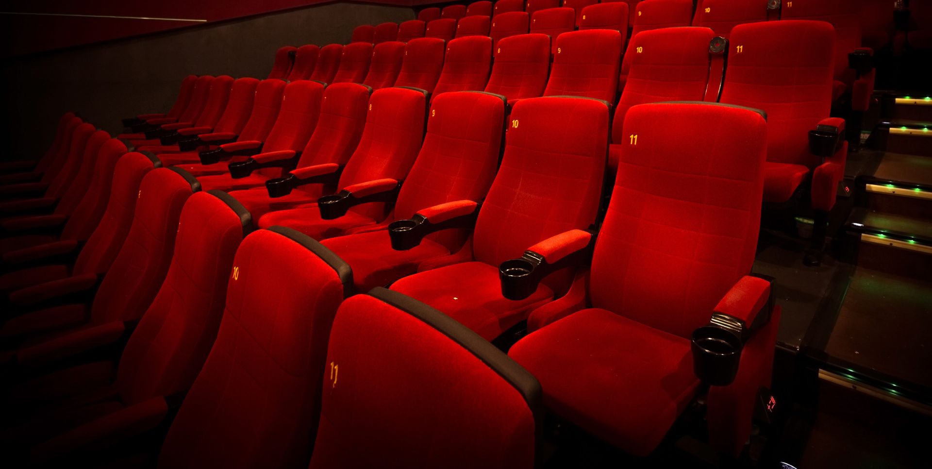 Αιθοτσα κινηματογραφου με κοκκινα καθισματα