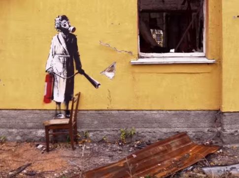 Τοιχογραφία του Μπανκσι στην Ουκρανία σε βομβαρδισμένο σπίτι