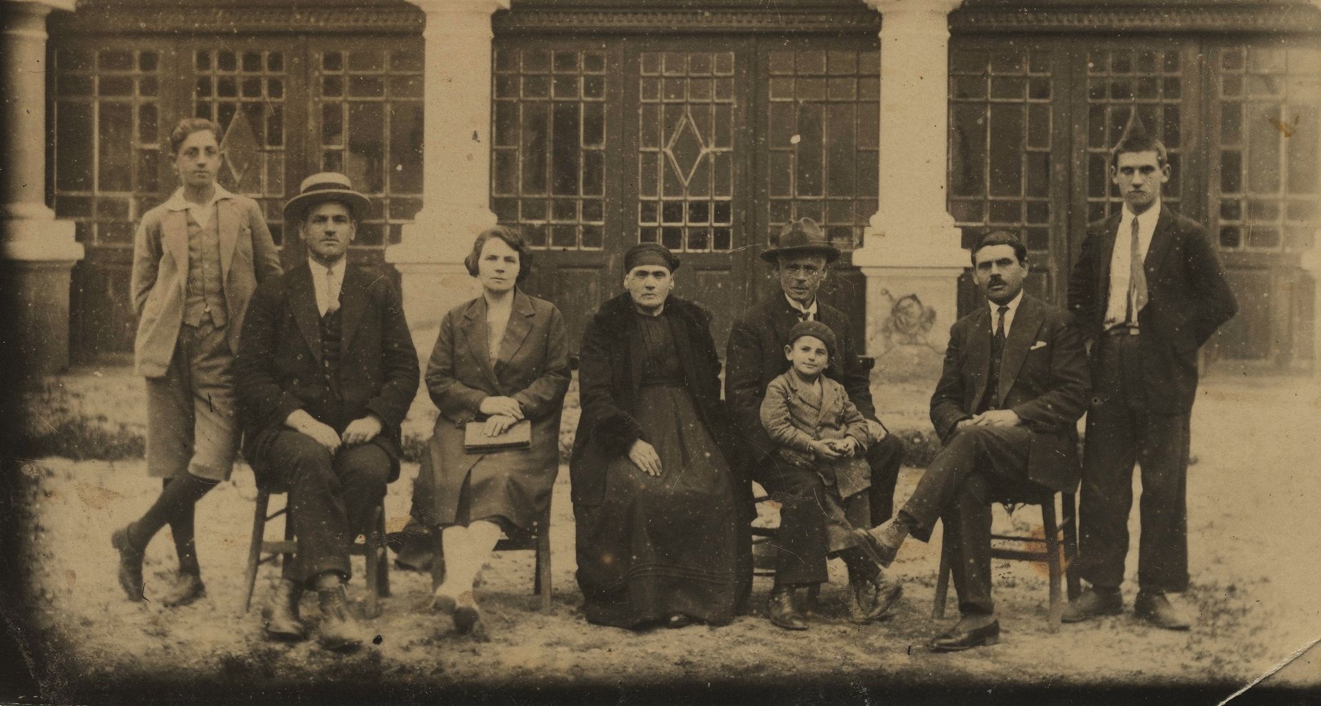 Η οικογένεια Μανάκια μπροστά από τον Κινηματογράφο στο Μοναστήρι, 1929.