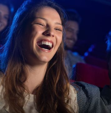 ζευγάρι γελά σε αίθουσα κινηματογράφου