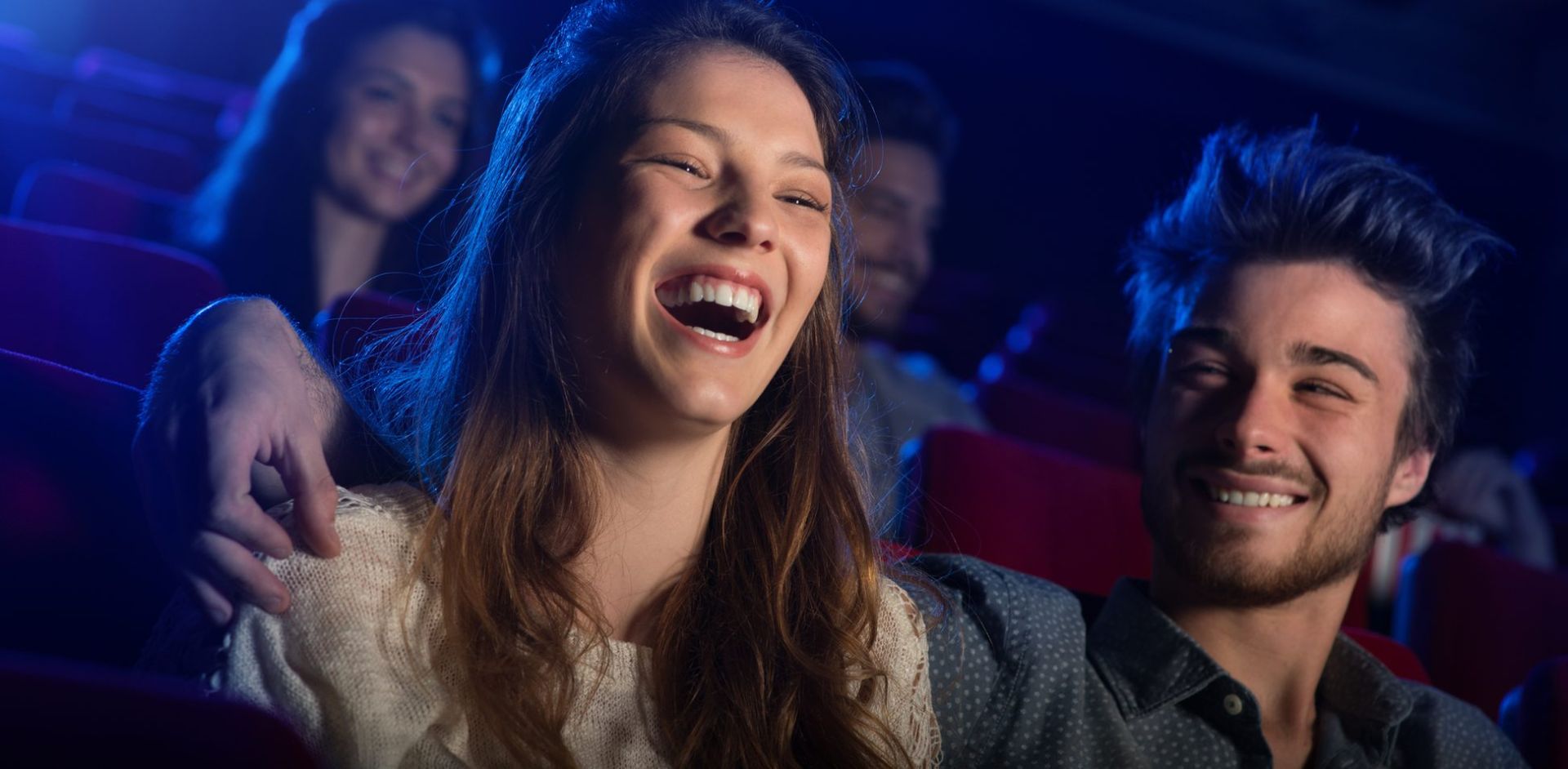 ζευγάρι γελά σε αίθουσα κινηματογράφου