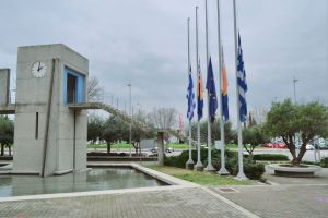 Μεσίστιες οι σημαίες στον Δήμο Θεσσαλονίκης