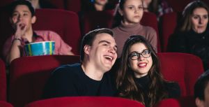 θεατές μέσα σε αίθουσα κινηματογράφου