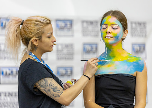 H make up artist Κίκα Κουπαράνη κανει body painting