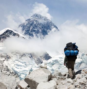 Ορειβάτης μπροστά σε υψηλή κορυφή του βουνου