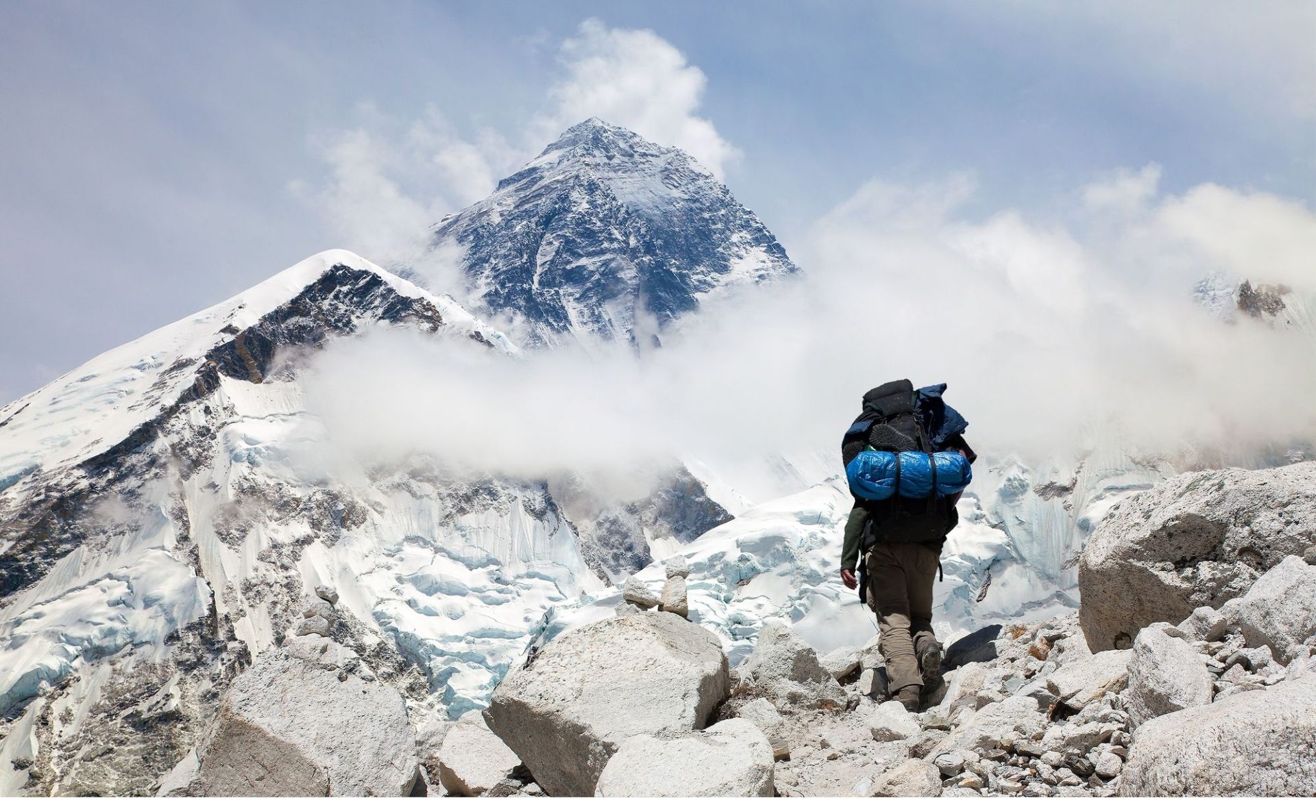 Ορειβάτης μπροστά σε υψηλή κορυφή του βουνου