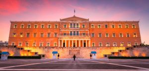 Αθήνα,: Κτίριο της Βουλής των Ελλήνων στην πλατεία Συντάγματος στο κέντρο της Αθήνας το ξημέρωμα