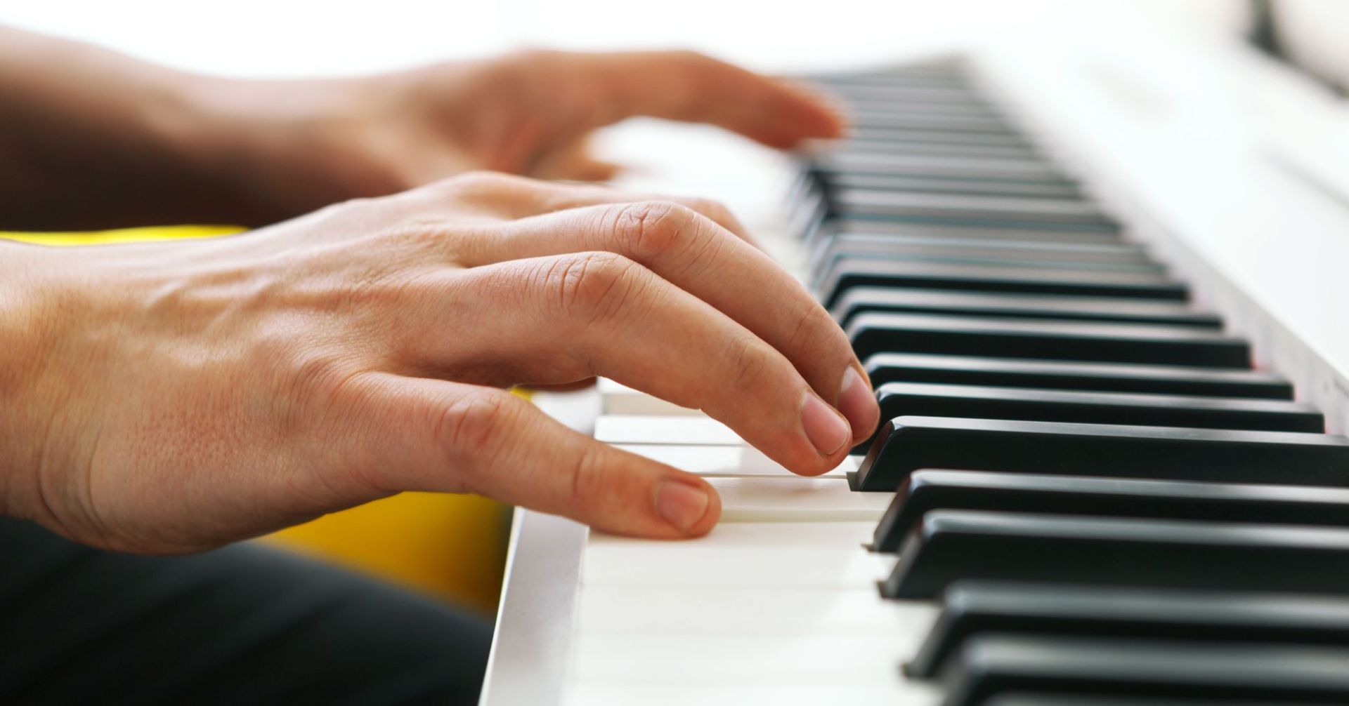 Χερια πιανίστα στα πλήκτρα πιάνου