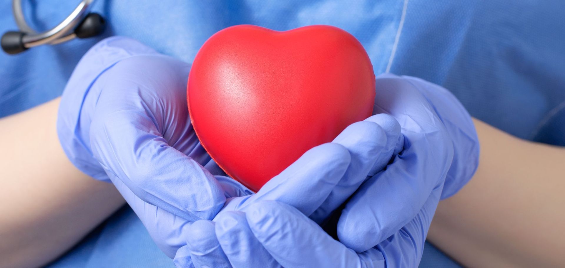 Ιατρός κρατά συμβολικά στα χέρια του μια ψεύτικη καρδιά