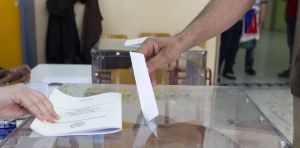 Ανδρικό χέρι ρίχνει το φάκελο με το ψηφοδέλτιο στη κάλπη