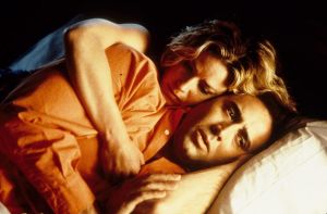 Nicolas Cage • Elisabeth Shue ξαπλωμένοι στο κρεββάτι σε μια σκηνή στην ταινία Αφήνοντας το Λας Βεγκας