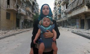 Η Ουάντ στο Χαλέπι με την μικρή Σάμα, στην αγκαλιά της