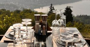 Η θέα προς τη Λίμνη της Καστοριάς από το εστιατόριο “Gaitanis Meat House