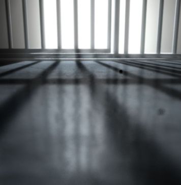 Σκιες απο καγκελα φυλακής μέσα στο κελί