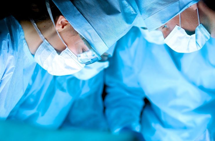 Γιατροί χειρούργοι πάνω απο ασθενή μέσα στο χειρουργείο