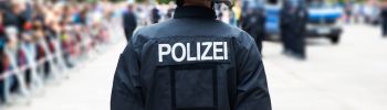 Γερμανός αστυνόμος με αλεξισφαιρη προστασια σε συγκεντρωση