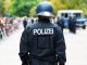 Γερμανός αστυνόμος με αλεξισφαιρη προστασια σε συγκεντρωση