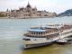 Κατάργηση φόντου Αποθήκευση Μοίρασε Δείγμα Ο ποταμός Δούναβης με ένα κρουαζιερόπλοιο και στο βάθος το Κτήριο του Κοινοβουλίου στη Βουδαπέστη