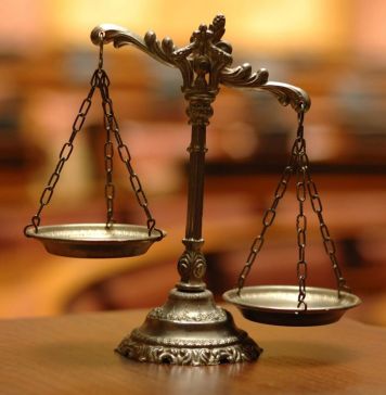 Ζυγαριά σύμβολο δικαιοσύνης σε αίθουσα δικαστηρίου